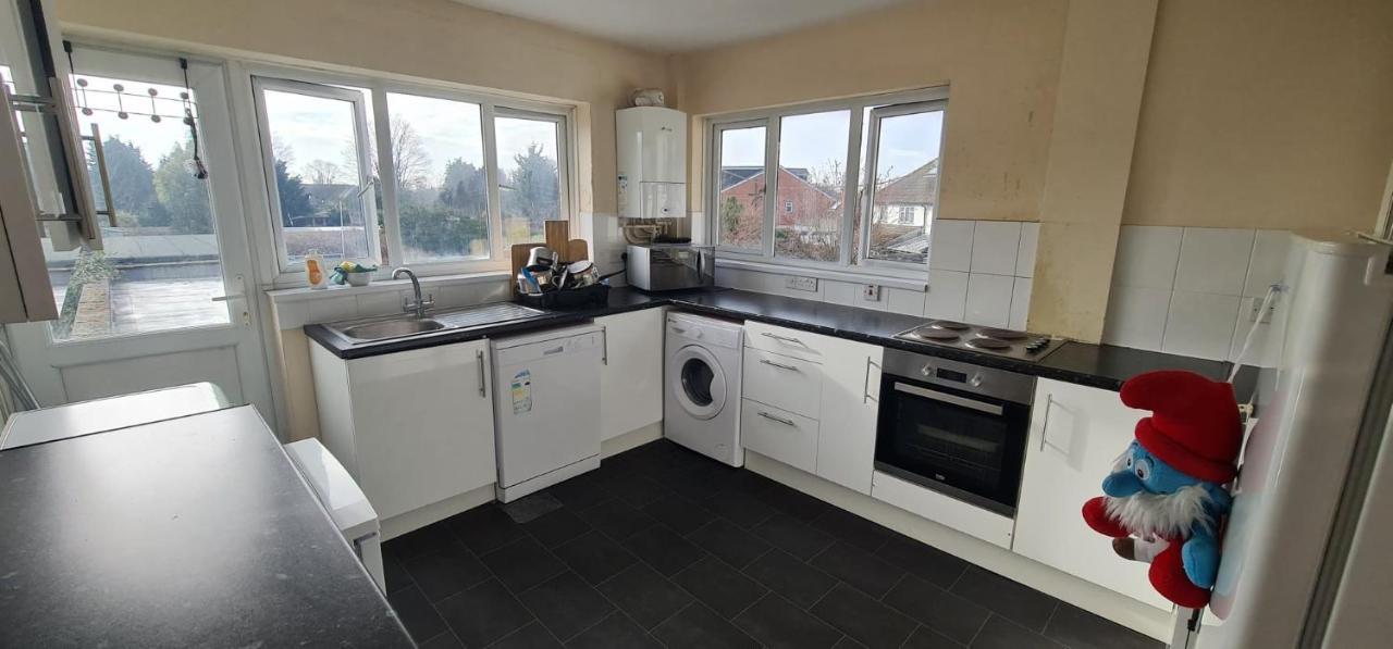 Move Inn Estates - Multiple Rooms London Bagian luar foto