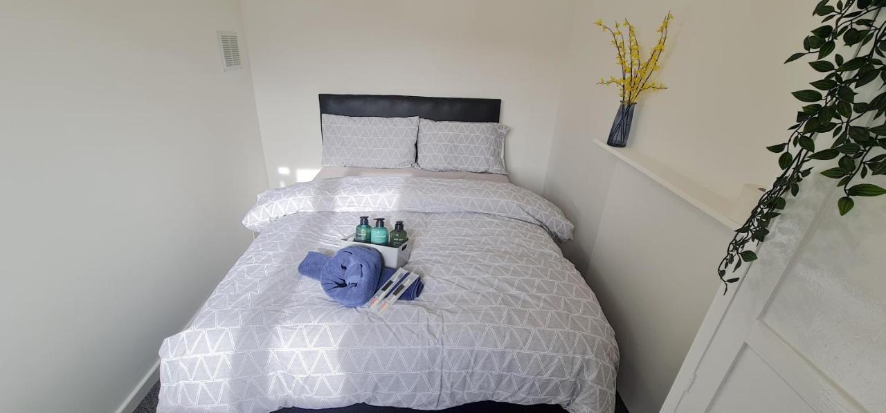 Move Inn Estates - Multiple Rooms London Bagian luar foto