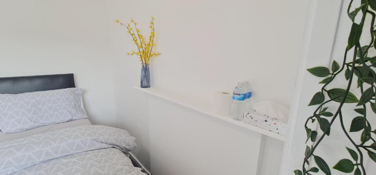 Move Inn Estates - Multiple Rooms London Bagian luar foto