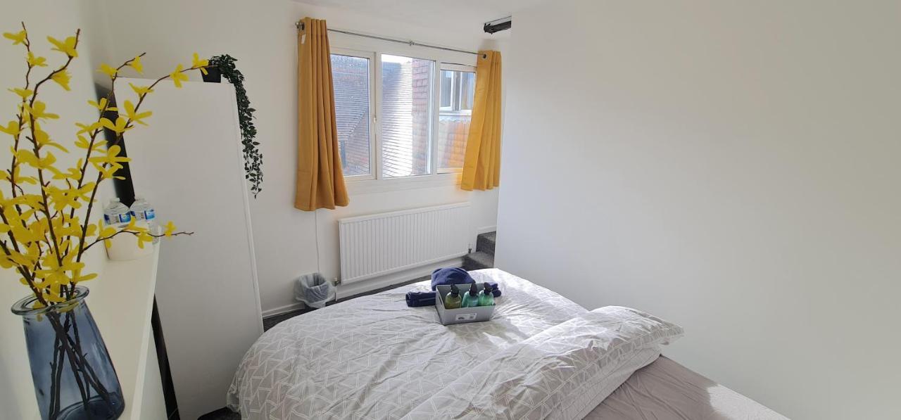 Move Inn Estates - Multiple Rooms London Bagian luar foto